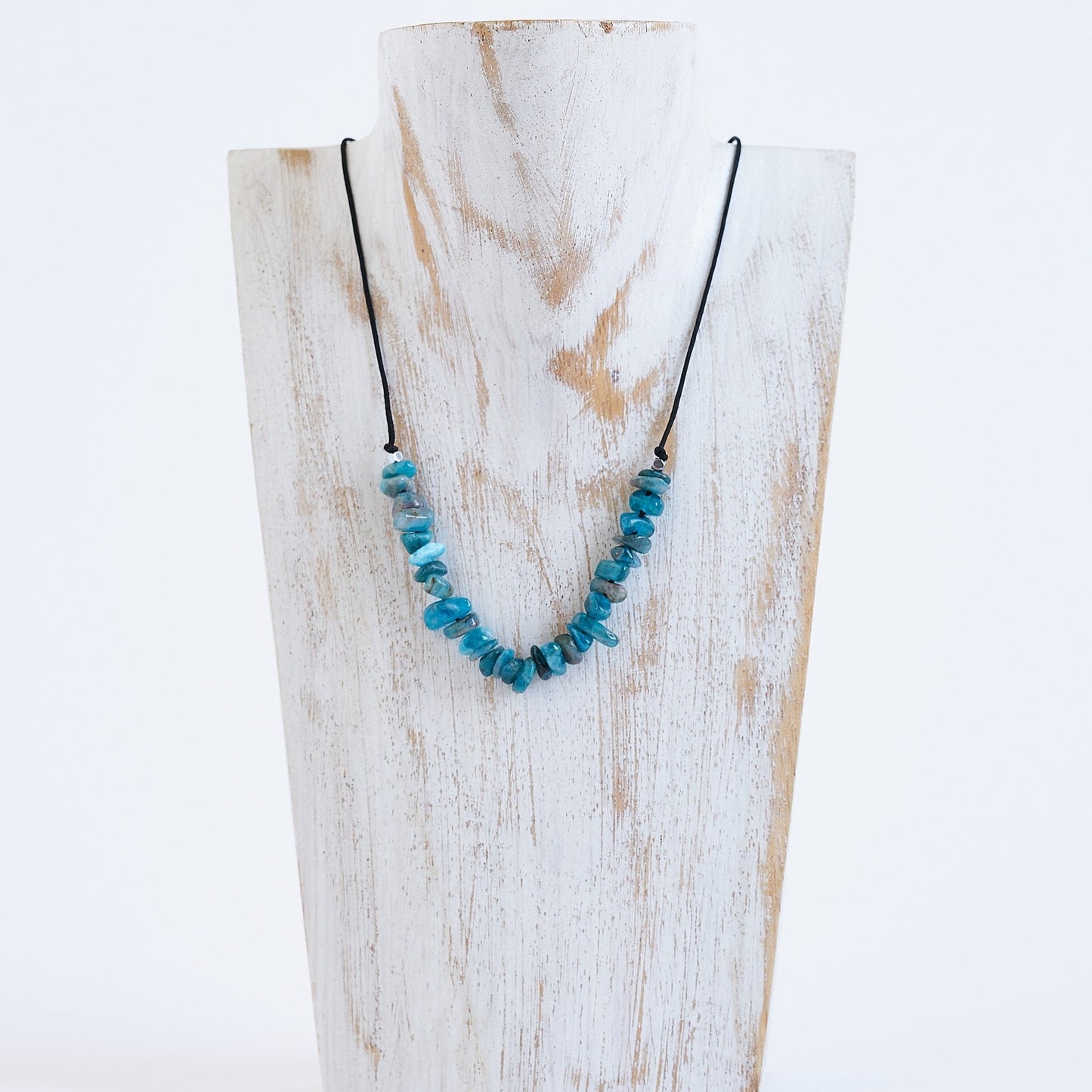 Collar con Apatita azul irregular, piedra natural - NellayComplements #