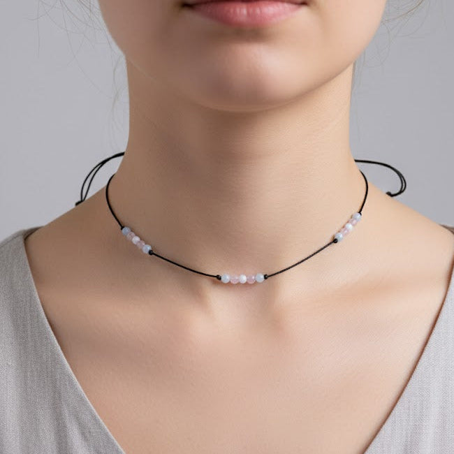 Descubre nuestro collar transgénero hecho a mano con ágatas naturales. Cada pieza es única y celebra la diversidad.  Imagen creada con IA