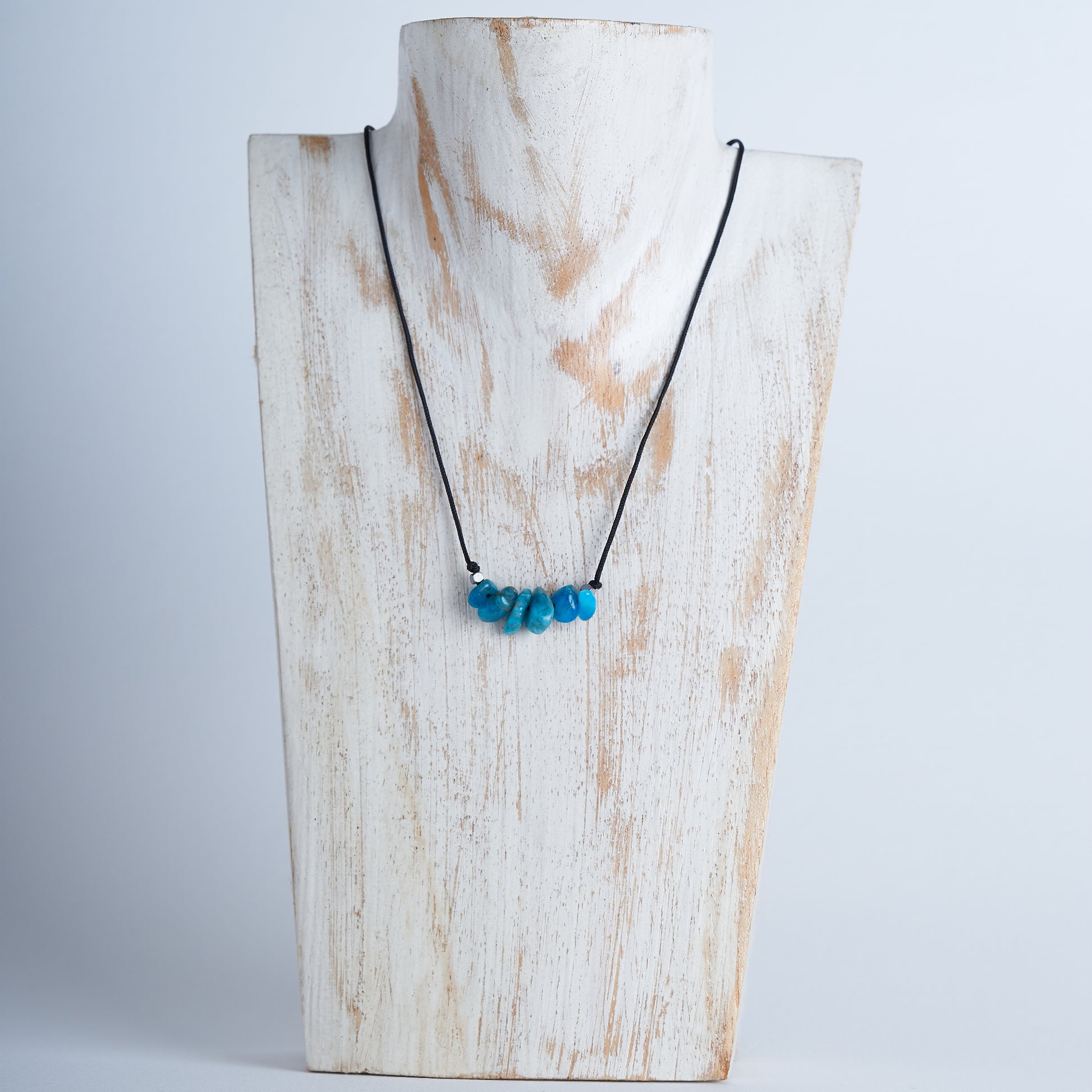 Collar con piedras irregulares de apatita azul |  Joyería artesanal, Piedra natural.