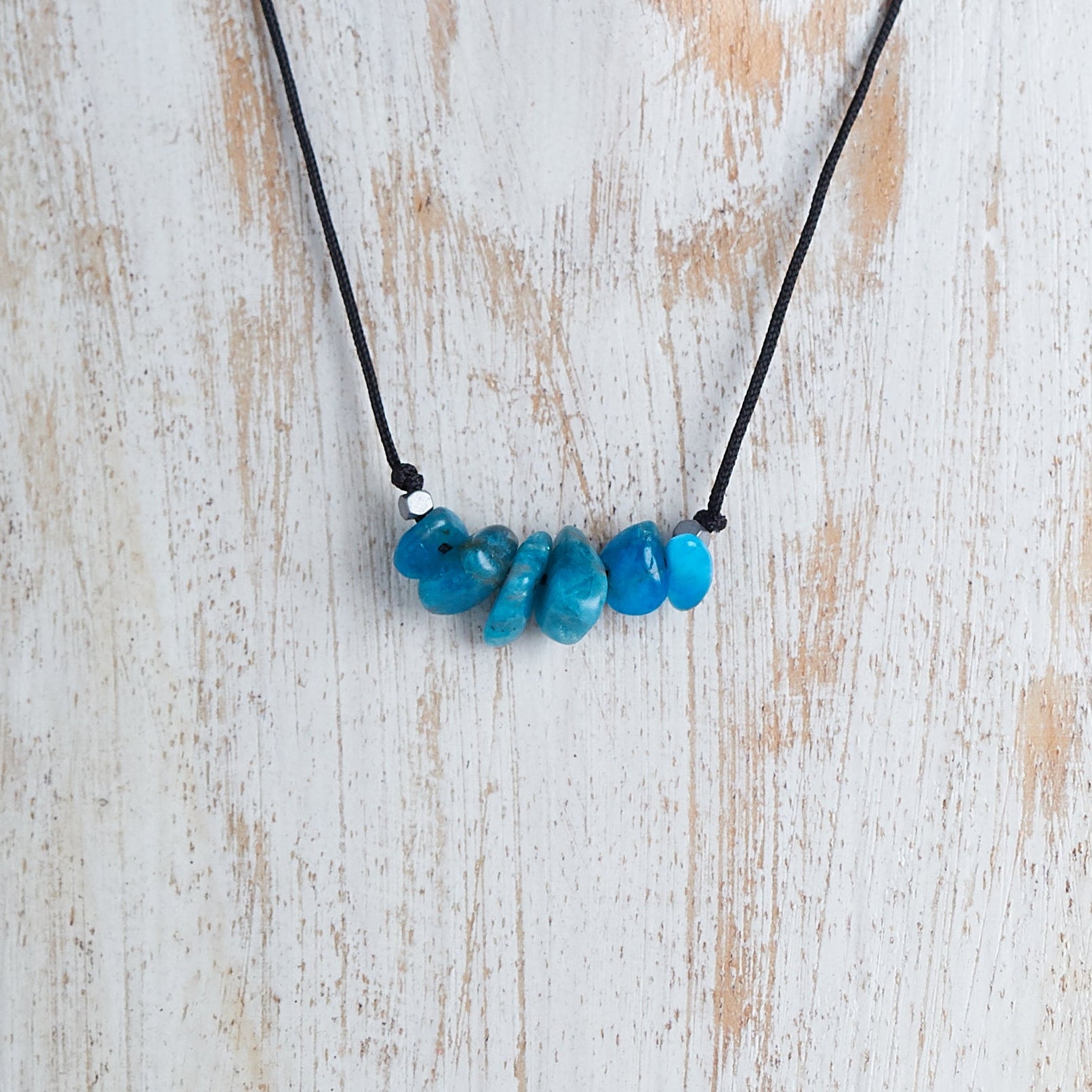 Collar con piedras irregulares de apatita azul |  Joyería artesanal, Piedra natural.