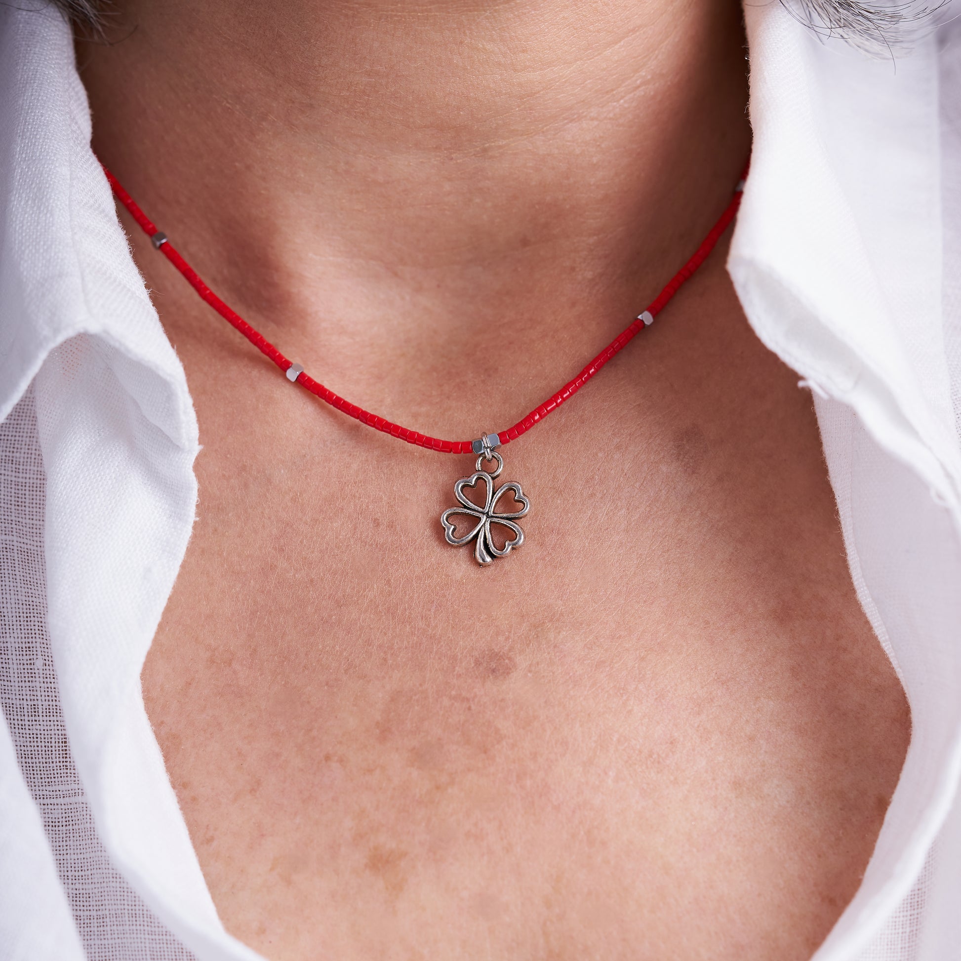 Collar de cuentas rojas con colgante de trébol de la suerte - NellayComplements #