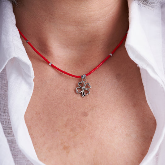 Collar de cuentas rojas con colgante de trébol de la suerte - NellayComplements #