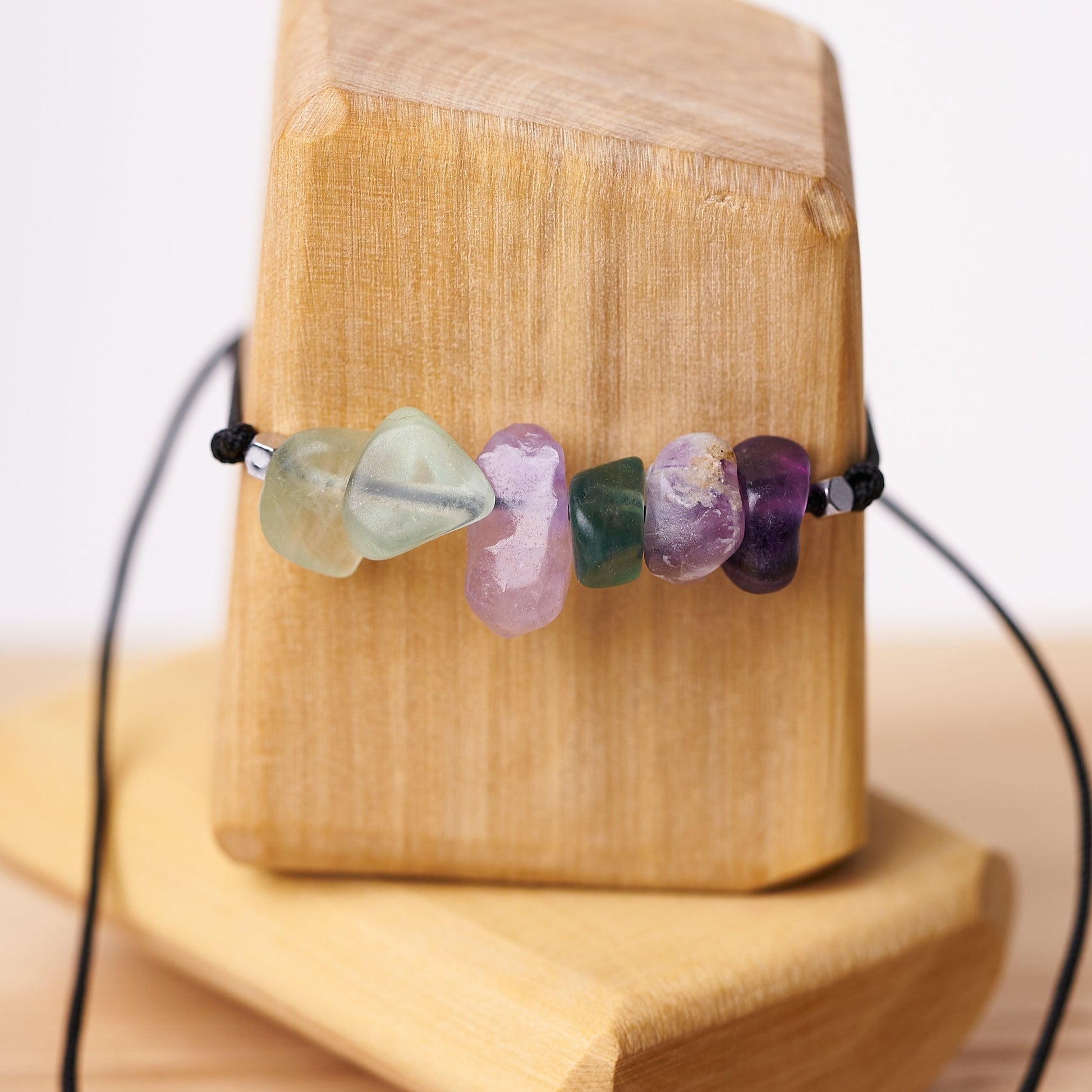 Pulsera con piedra fluorita arcoíris, piedra natural - NellayComplements #