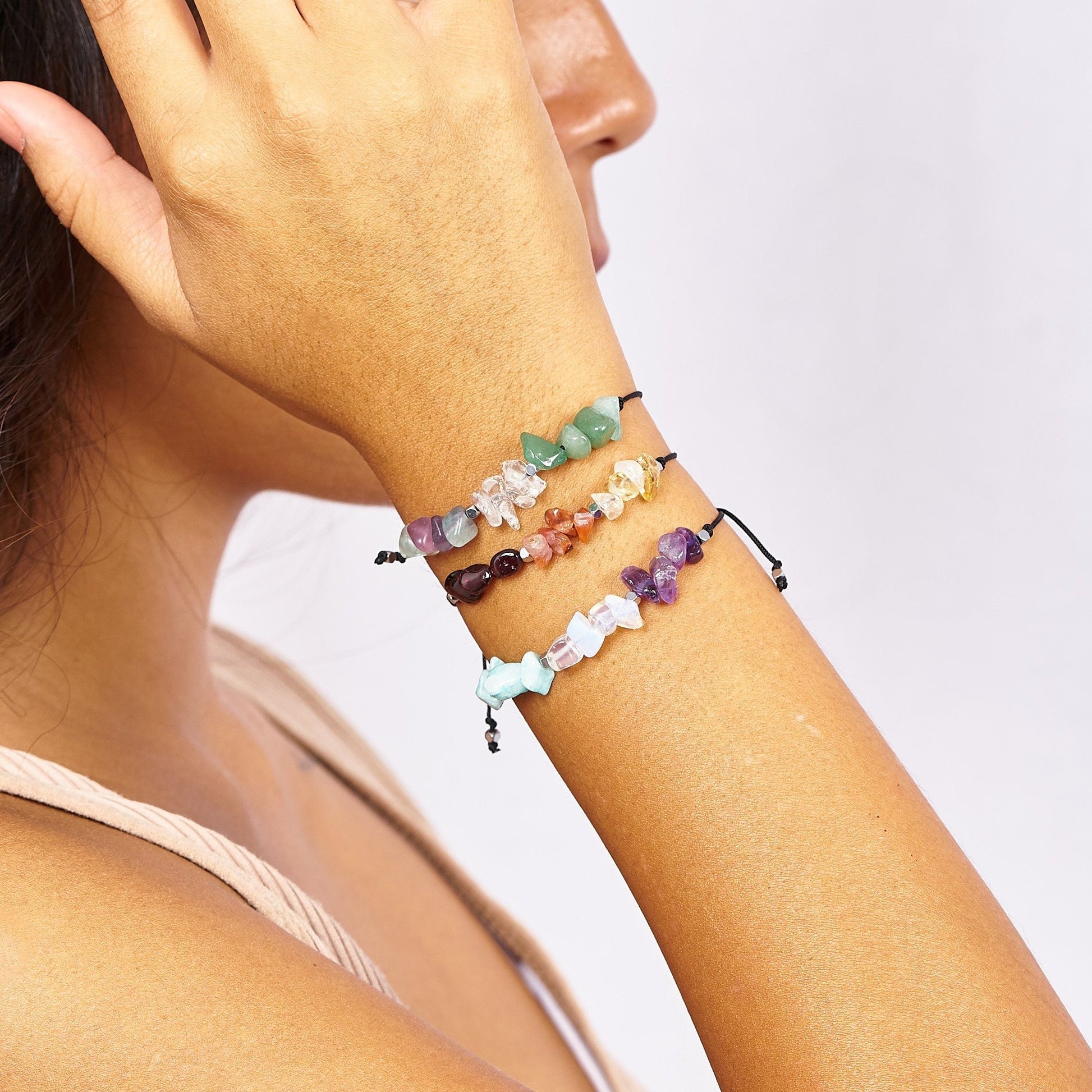 pulsera de hilo ajustable con piedras naturales irregulares, diseñada para atraer el amor, la salud y la prosperidad a los del signo de Virgo
