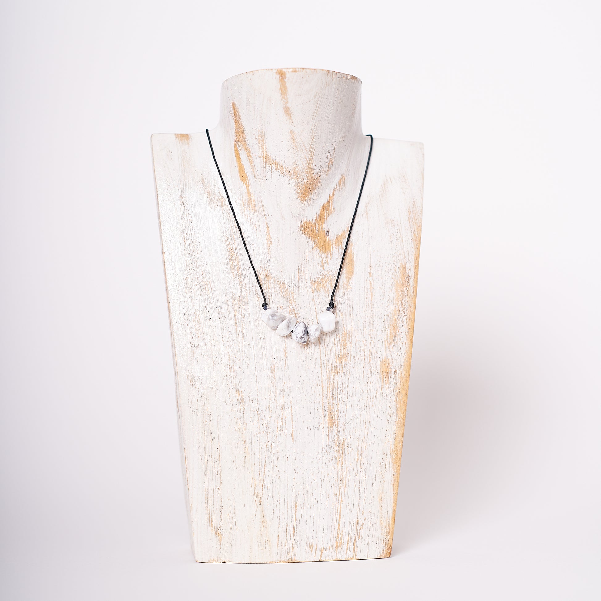 Collar con piedra howlita blanca, Piedra Natural. - NellayComplements #