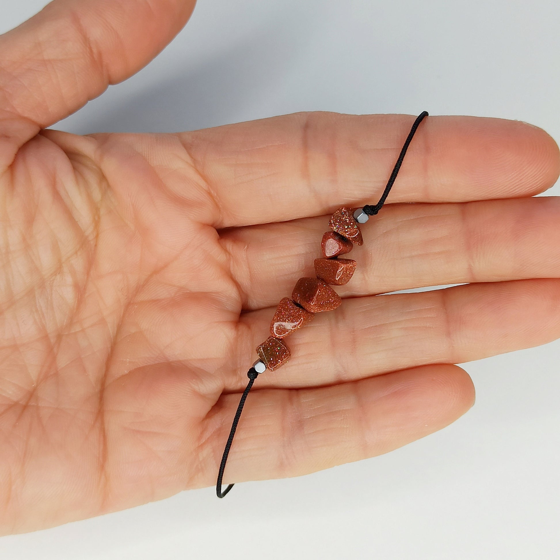 Pulsera con piedra natural de lluvia de oro. - NellayComplements #