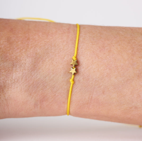 Pulsera con estrellas diminutas.